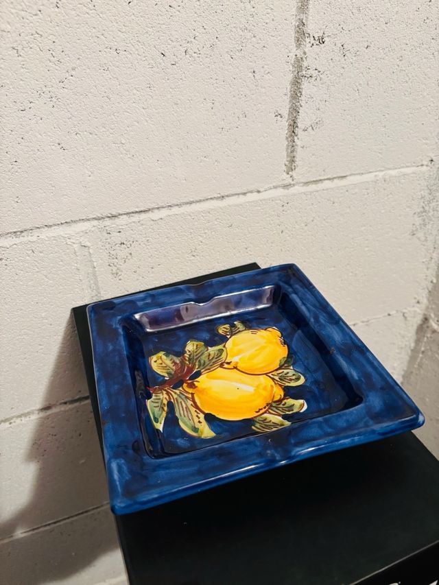 Piatto decorato con limoni blu