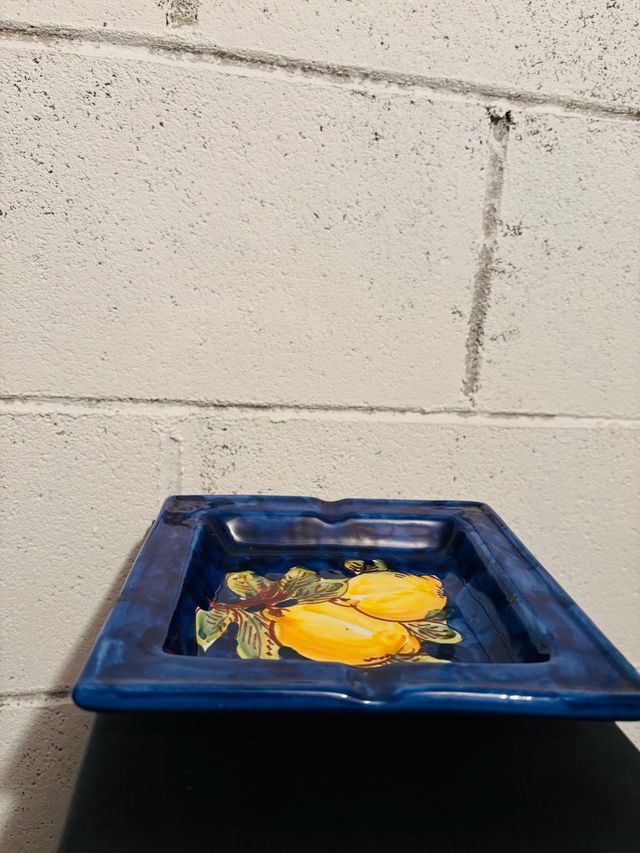 Piatto decorato con limoni blu