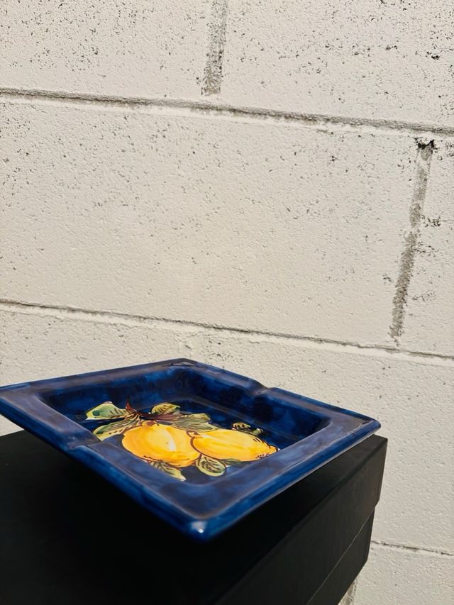 Piatto decorato con limoni blu