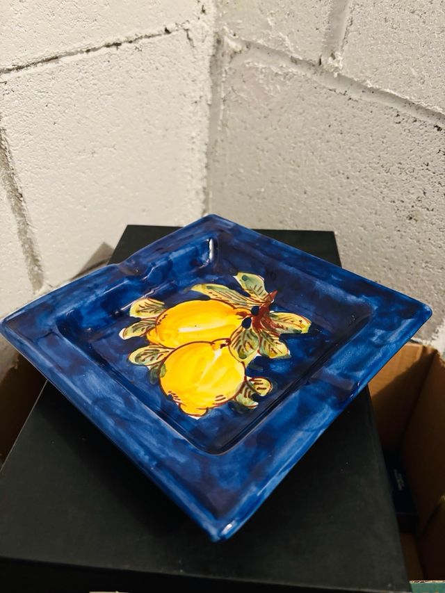 Piatto decorato con limoni blu