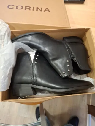 Botines Corina Negros con Tachuelas