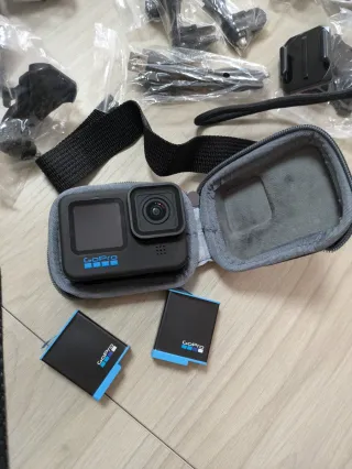 GoPro Hero 10 Black + Gimbal Hohem + Accessori
