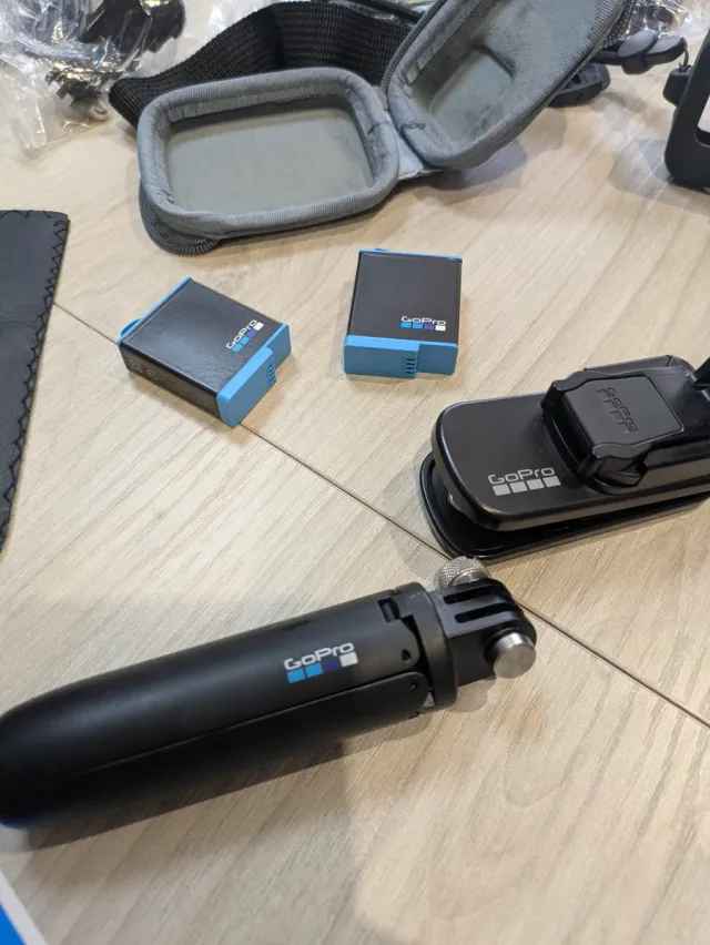 GoPro Hero 10 Black + Gimbal Hohem + Accesorios