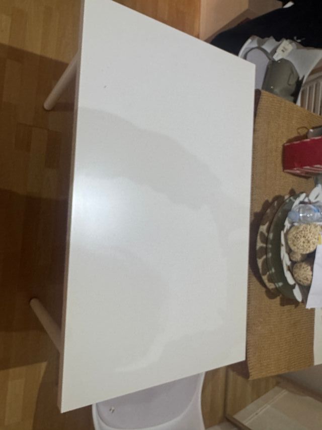 Mesa blanca de madera