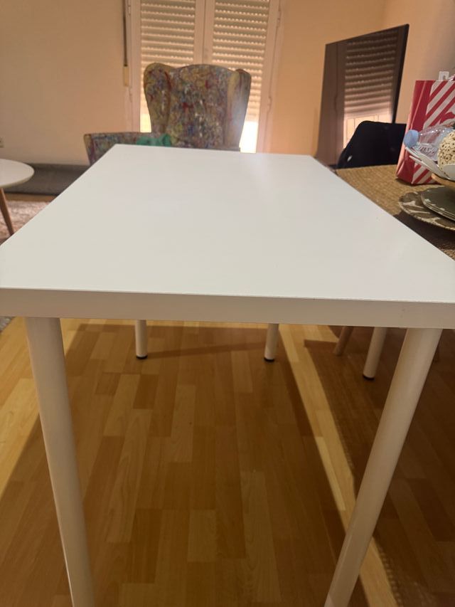 Mesa blanca de madera