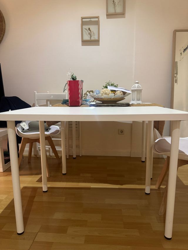 Mesa blanca de madera