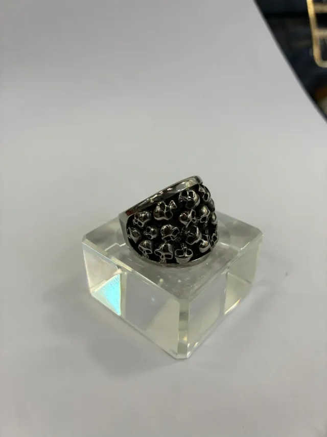 Anillo de calaveras plateado