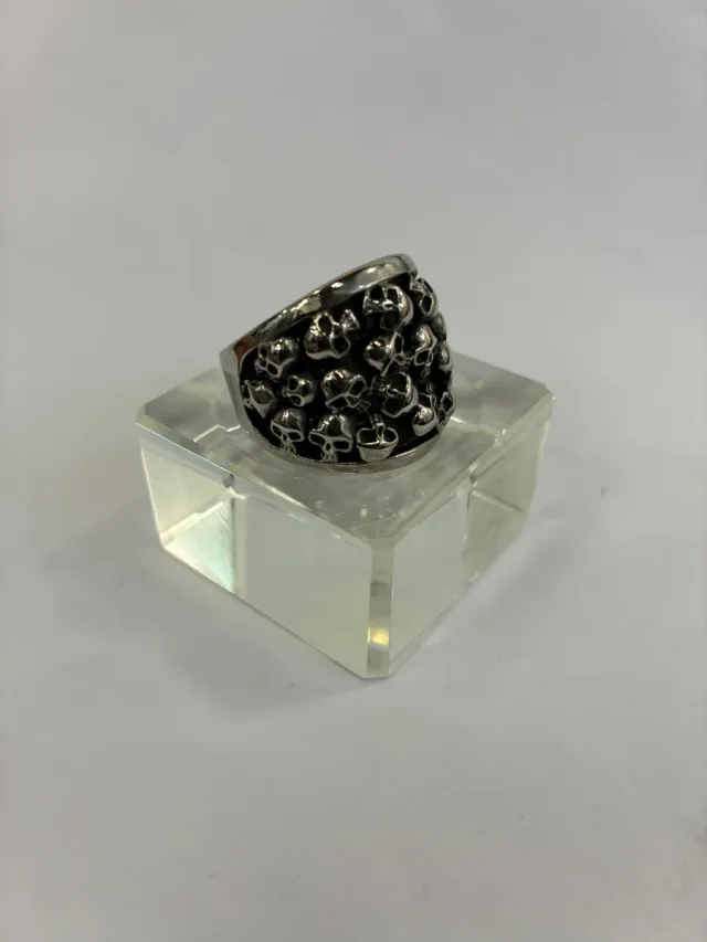 Anillo de calaveras plateado