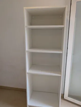 Estantería blanca de madera