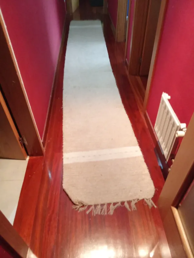 Alfombra de pasillo beige y blanca