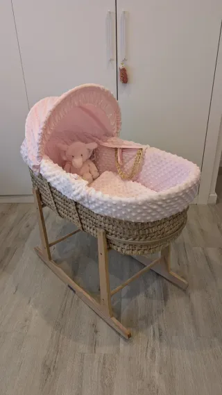 Moisés bebé rosa con peluche