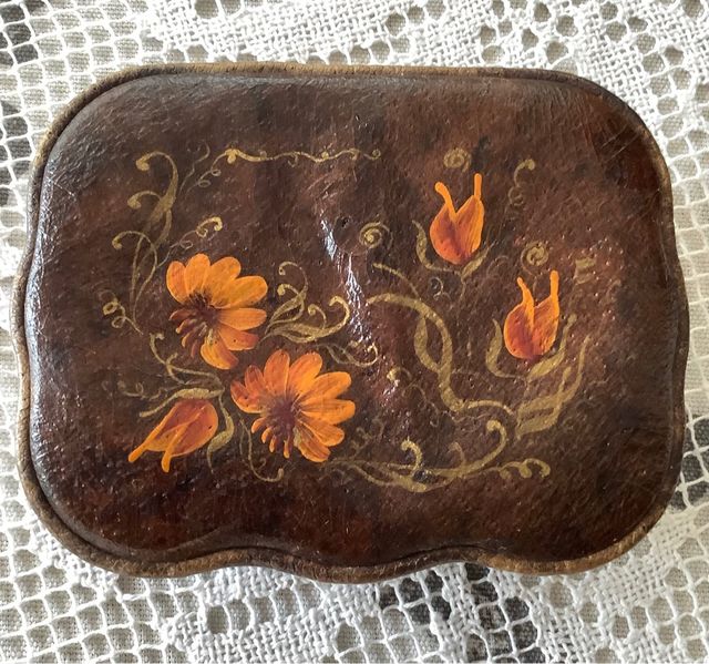 Antigua caja rusa de piel decorada con flores
