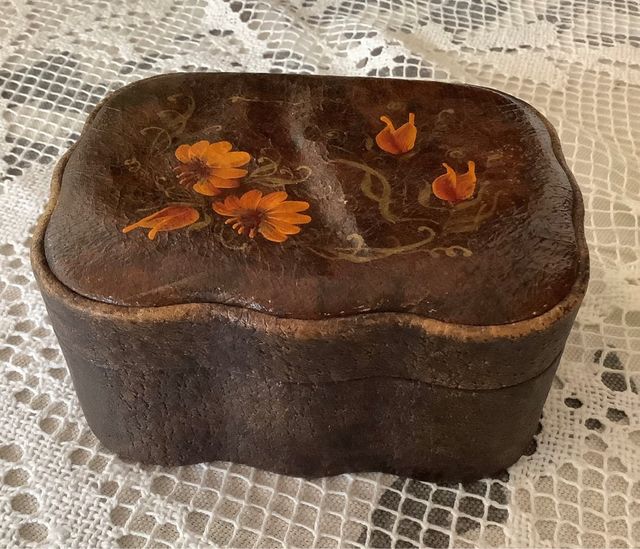 Antigua caja rusa de piel decorada con flores