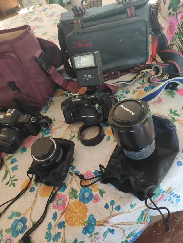 Câmeras Olympus com acessórios