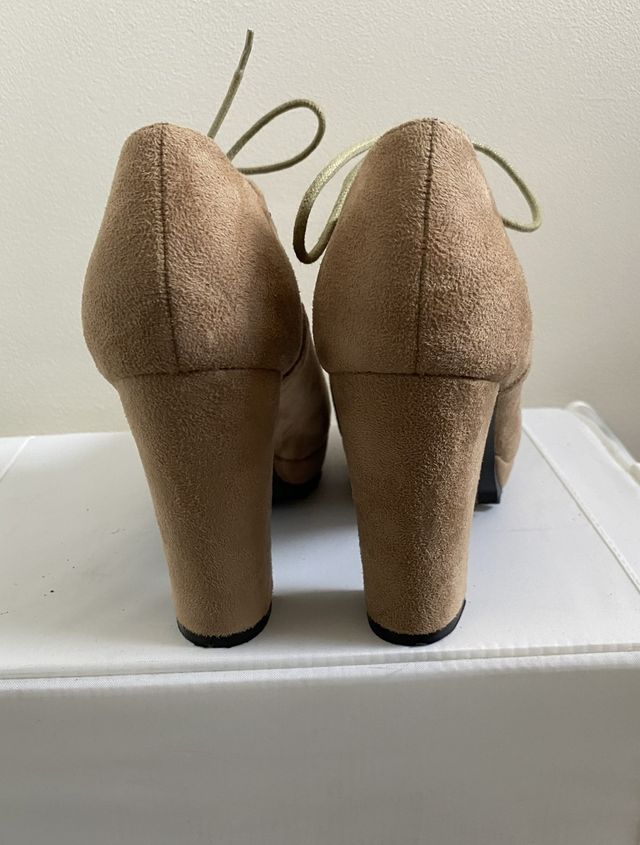 Botines tacón cordones ante beige
