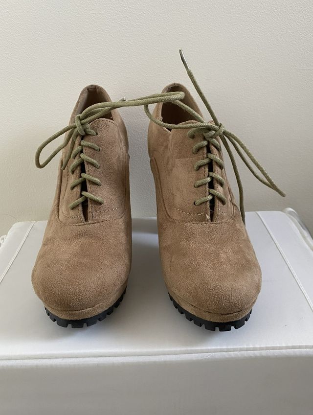 Botines tacón cordones ante beige
