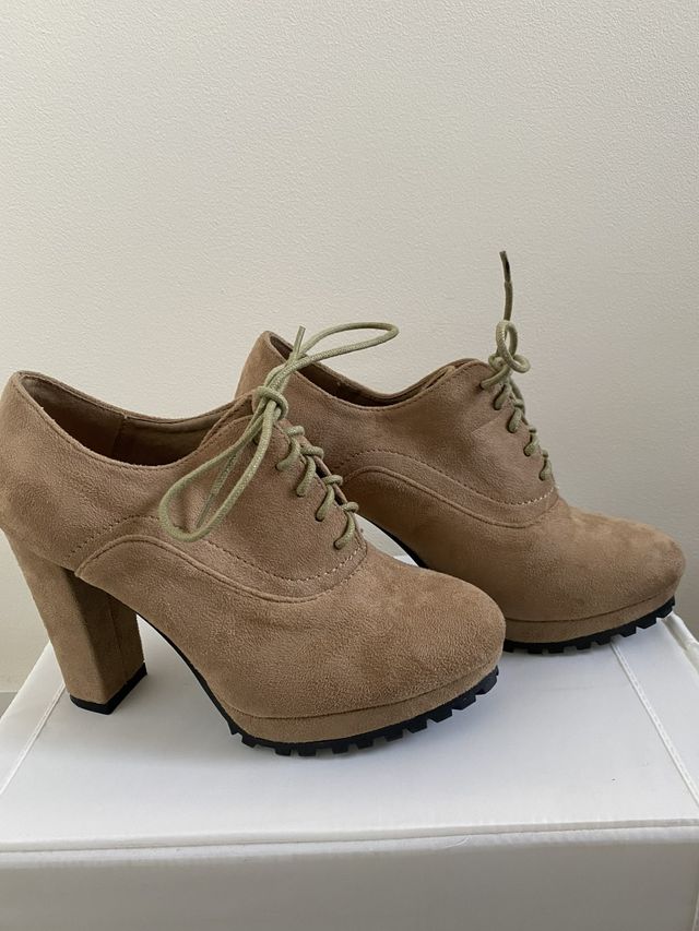 Botines tacón cordones ante beige