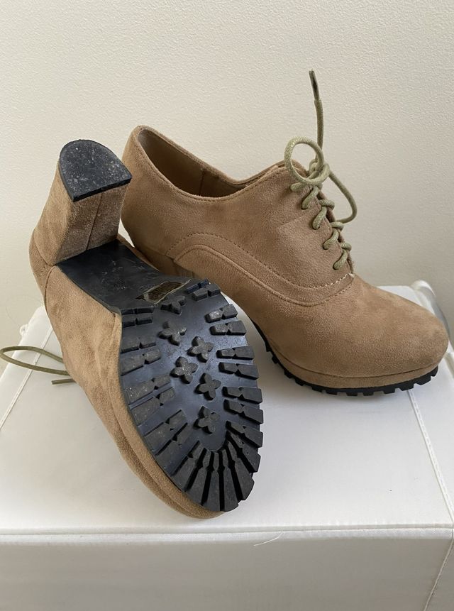 Botines tacón cordones ante beige