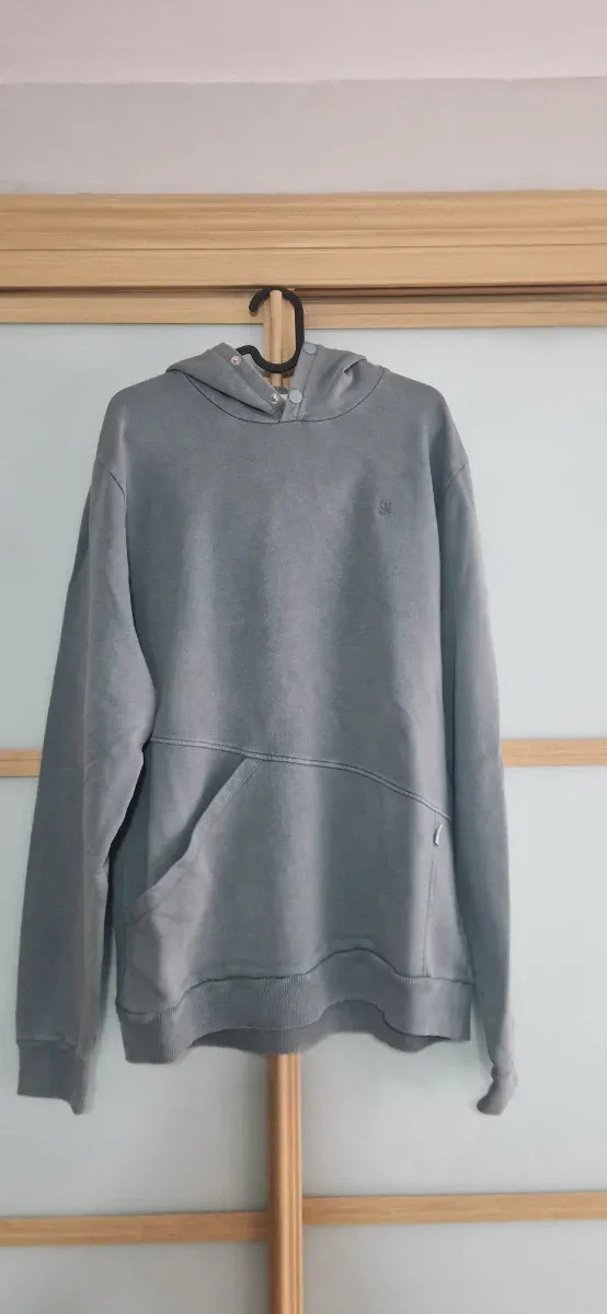Sudadera Scalpers con capucha gris.