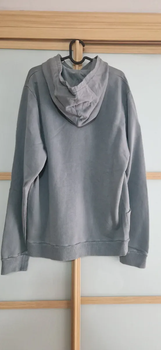 Sudadera Scalpers con capucha gris.