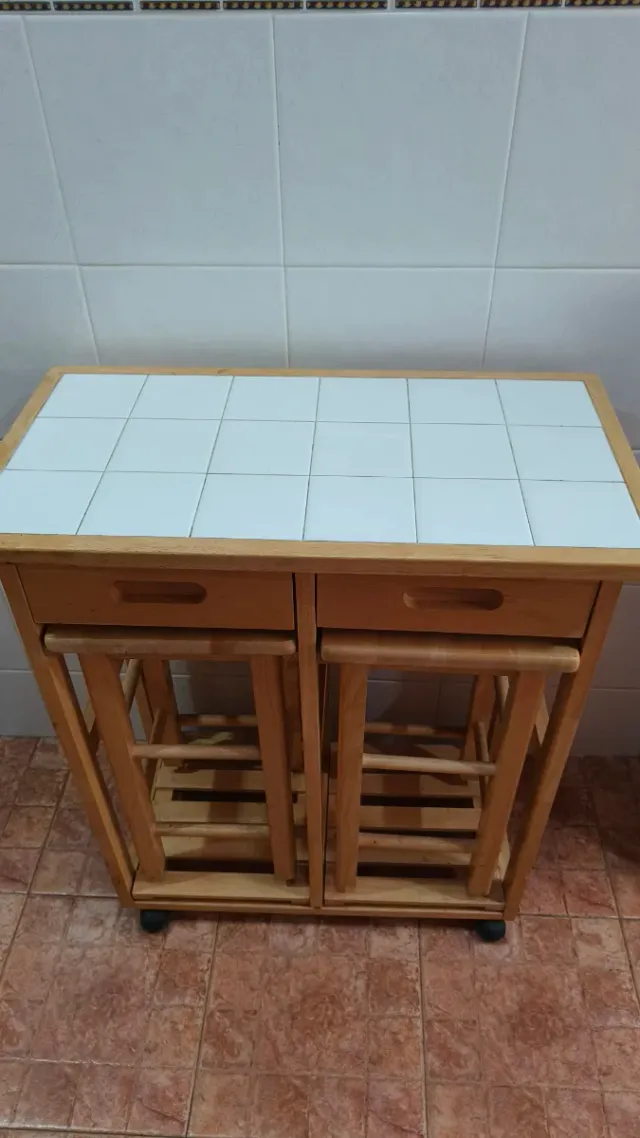 Mesa de cocina madera con superficie de cerámica.