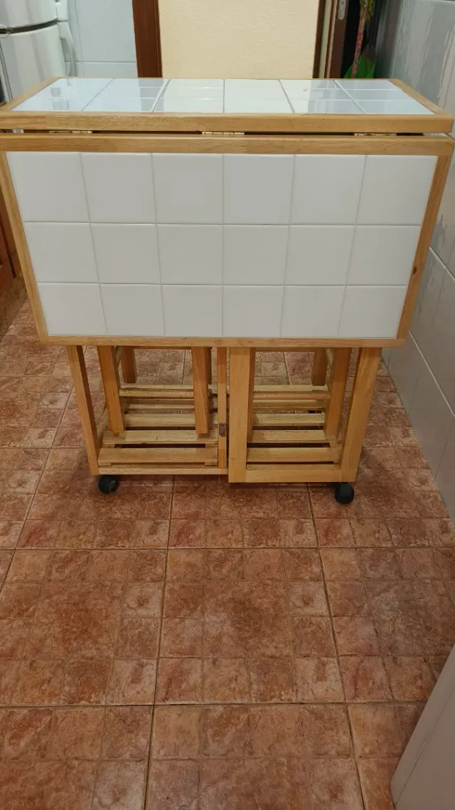 Mesa de cocina madera con superficie de cerámica.