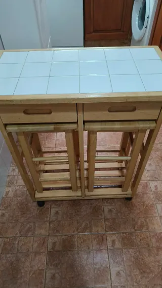 Mesa de cocina madera con superficie de cerámica.