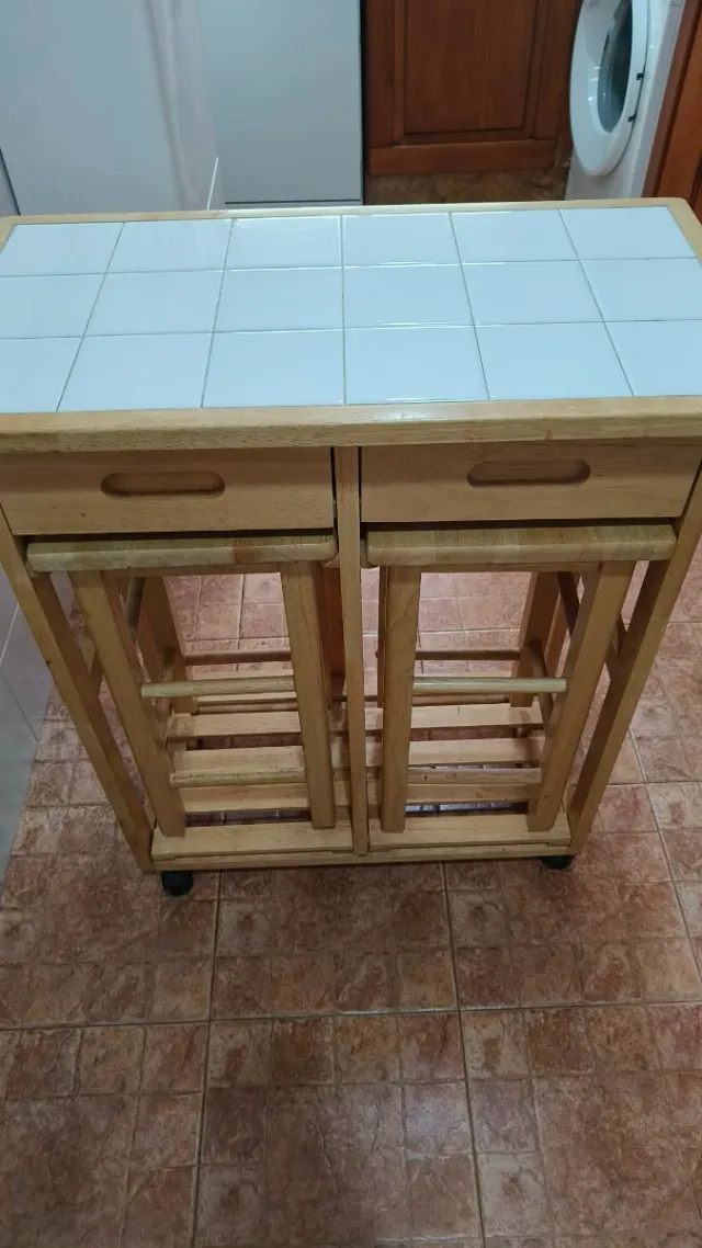 Mesa de cocina madera con superficie de cerámica.
