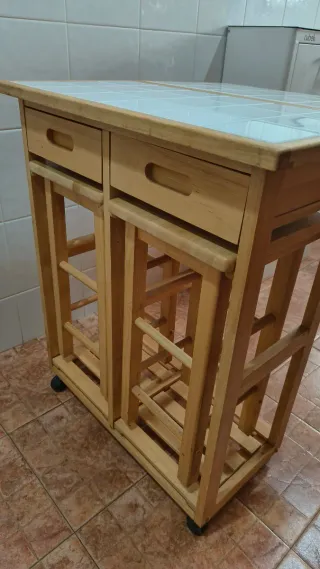 Mesa de cocina madera con superficie de cerámica.