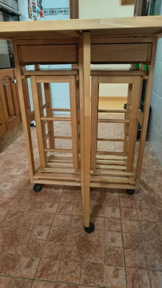 Mesa de cocina madera con superficie de cerámica.