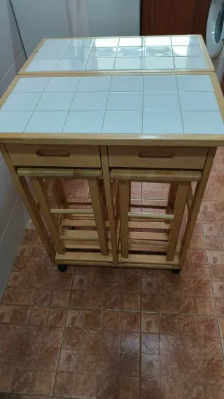 Mesa de cocina madera con superficie de cerámica.