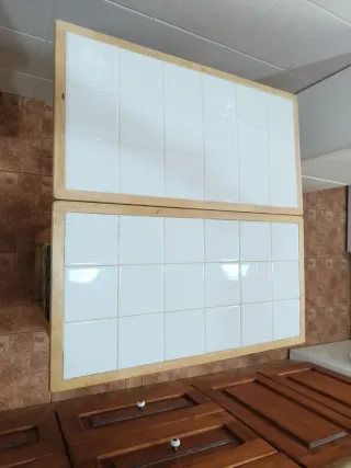 Mesa de cocina madera con superficie de cerámica.