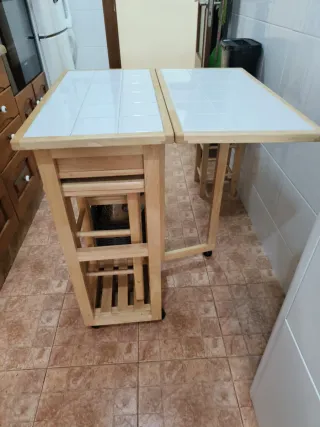 Mesa de cocina madera con superficie de cerámica.