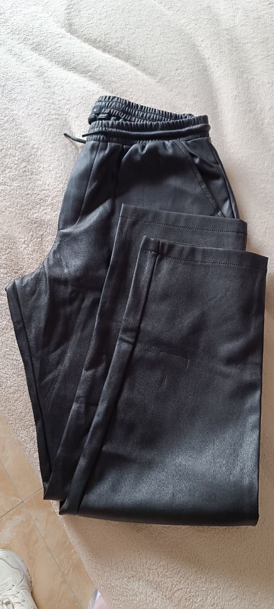 Pantalón polipiel negro