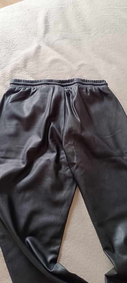 Pantalón polipiel negro