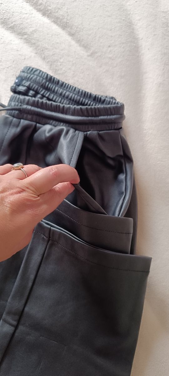 Pantalón polipiel negro