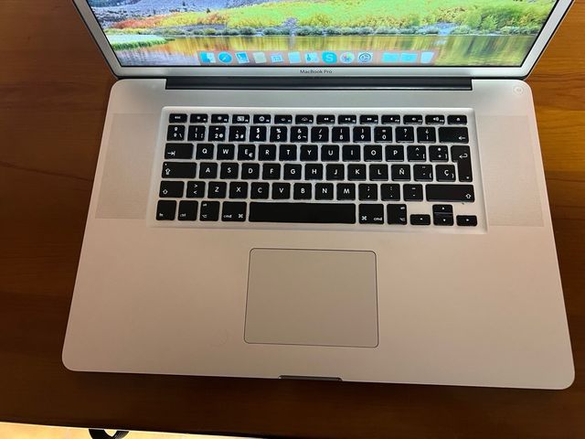 MacBook Pro 17 i5 8GB RAM