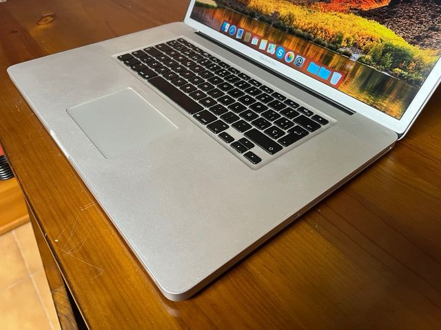 MacBook Pro 17 i5 8GB RAM