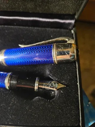 Pluma estilográfica azul con detalles plateados