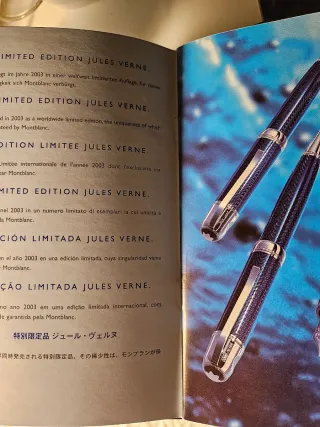 Pluma estilográfica azul con detalles plateados