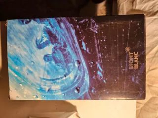 Pluma estilográfica azul con detalles plateados