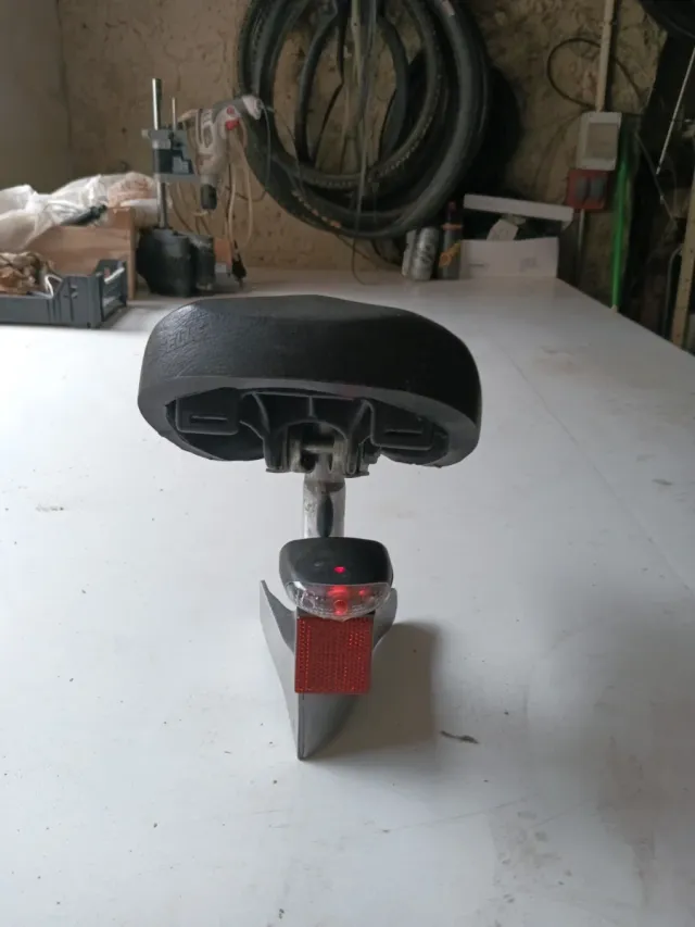 Sillín bici paseo con tija , luz y catadióptrico.