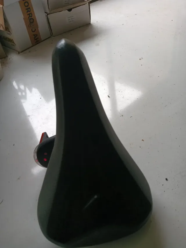 Sillín bici paseo con tija , luz y catadióptrico.