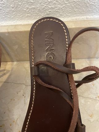 Sandalias romanas Mango marrones