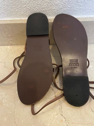 Sandalias romanas Mango marrones