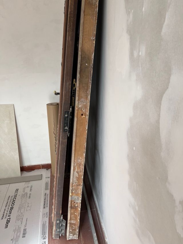 Puerta Maciza Madera con Reja Seguridad