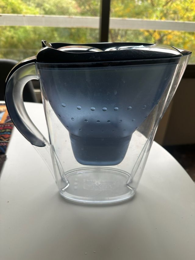 Jarra de agua Brita azul y transparente