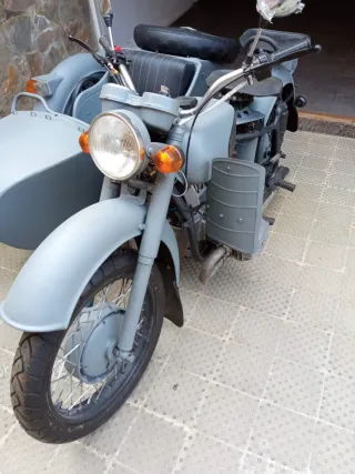 Moto Ural con sidecar restaurada