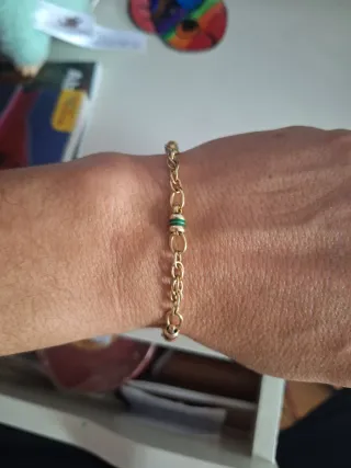 Pulsera de oro con detalles verdes y rojos tambore