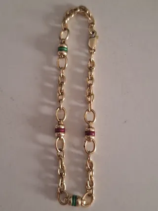 Pulsera de oro con detalles verdes y rojos tambore